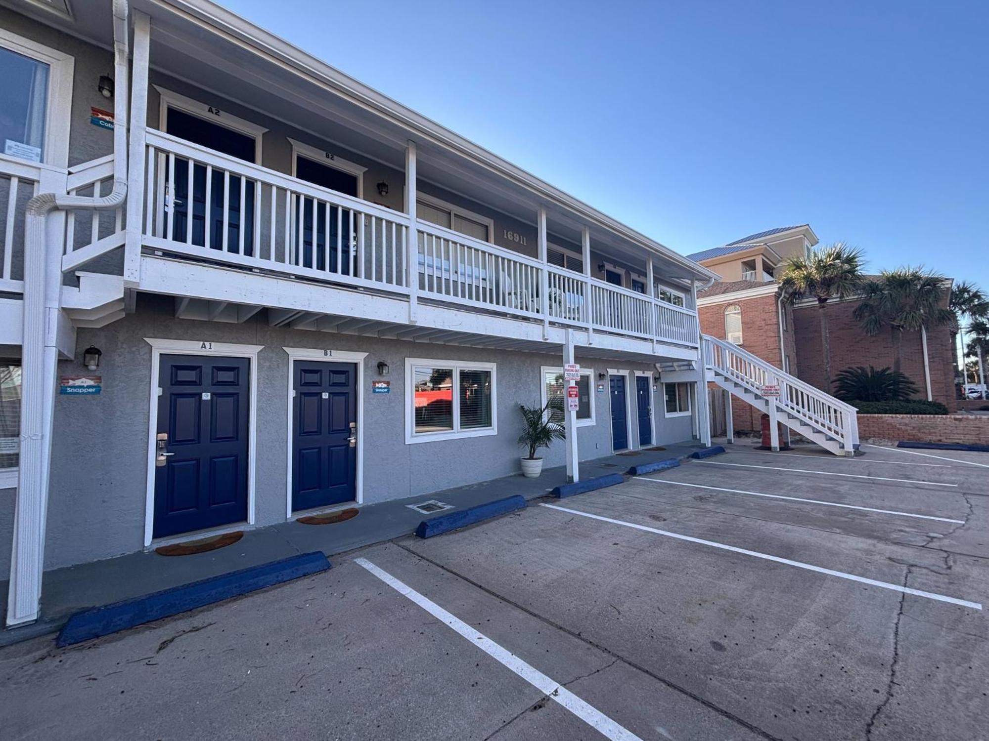 Apartment Front Retreat C